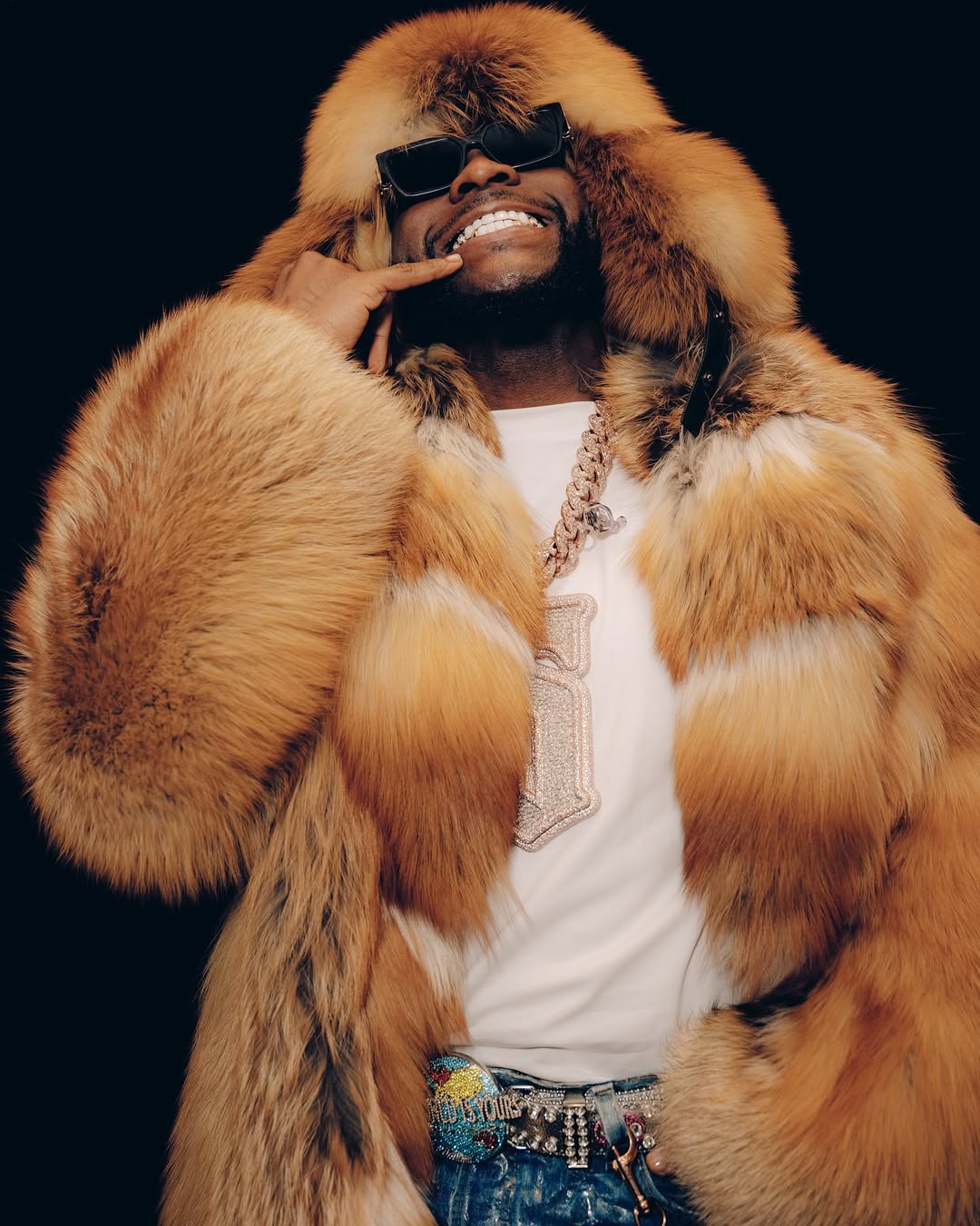 Davido Stuns Brooklyn: A Fashion Spectacle at 5IVE Tour


Fresh Prince of Afrobeats: Davido's Show-Stopping Brooklyn 5IVE Tour Looks


Drip Check: Inside Davido's Fierce Brooklyn 5IVE Tour Wardrobe