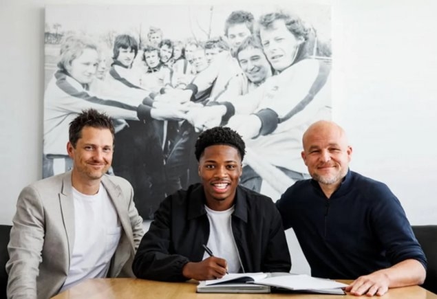 Nigerian Two-Footed Attacker Celebrates First Professional Deal with Borussia Mönchengladbach