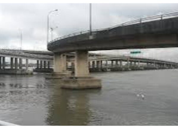 Woman Rescued After Allegedly Jumping Into Lagos Lagoon from Carter Bridge