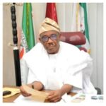 Senator Fadahunsi Caught Threatening Voters at Osun Polling Unit Amid Police Presence [VIDEO]