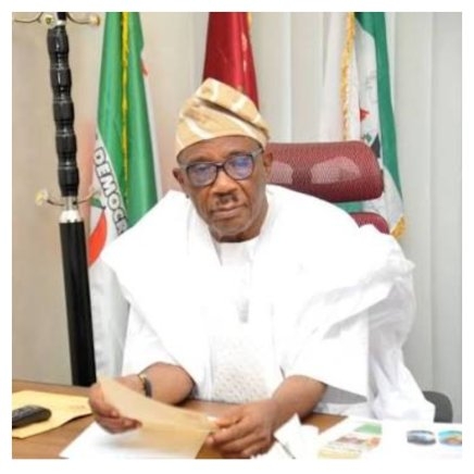 Senator Fadahunsi Caught Threatening Voters at Osun Polling Unit Amid Police Presence [VIDEO]